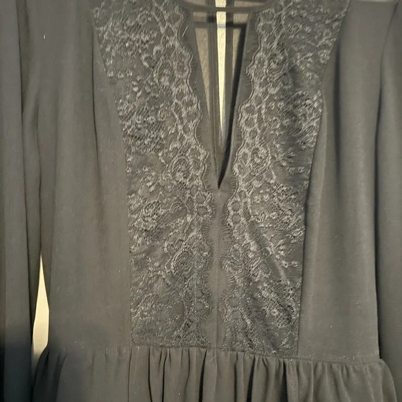 Elegant Black Lace Blouse - Picture 4 of 4